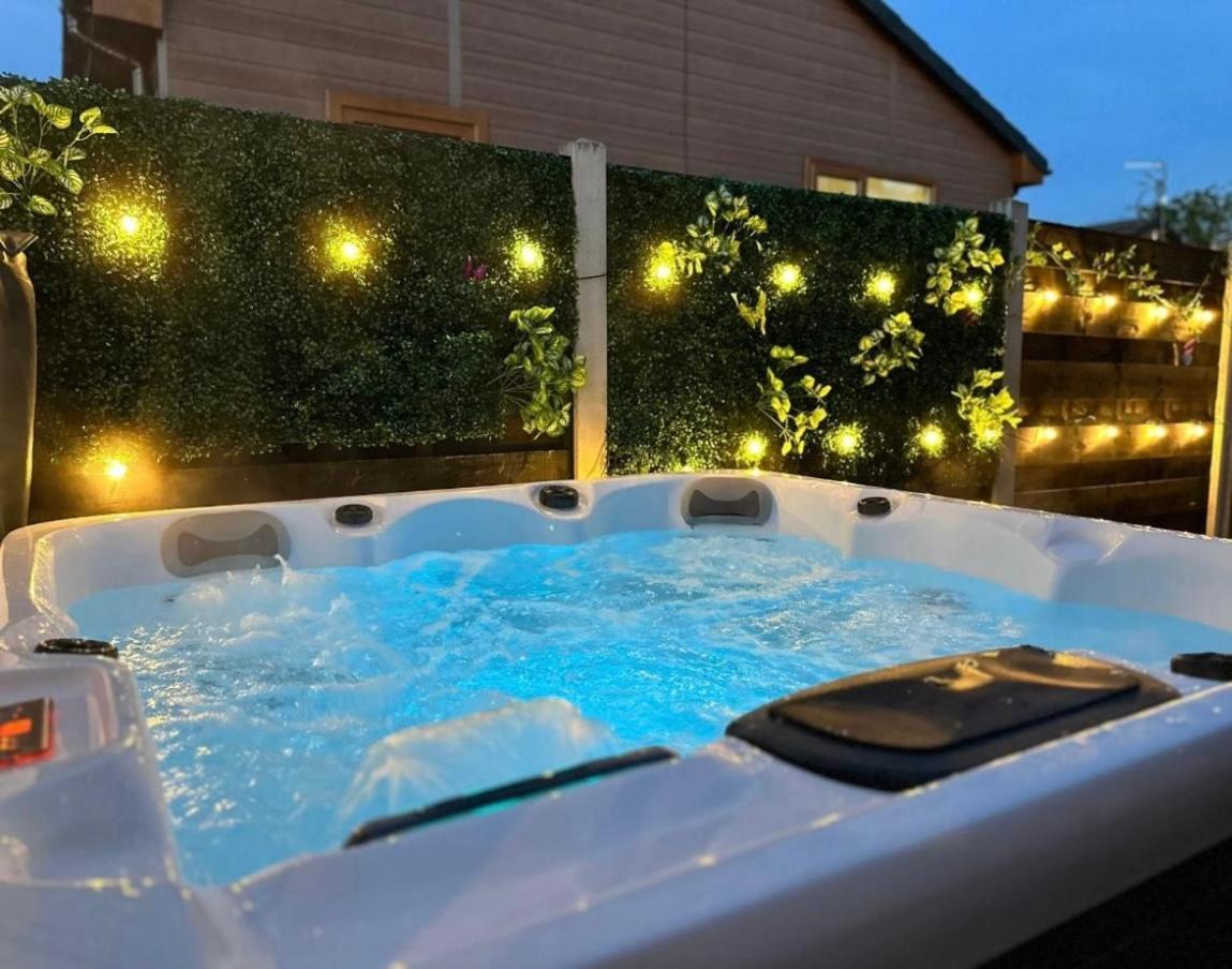 Elder Cabin With Hot Tub Йорк Екстериор снимка